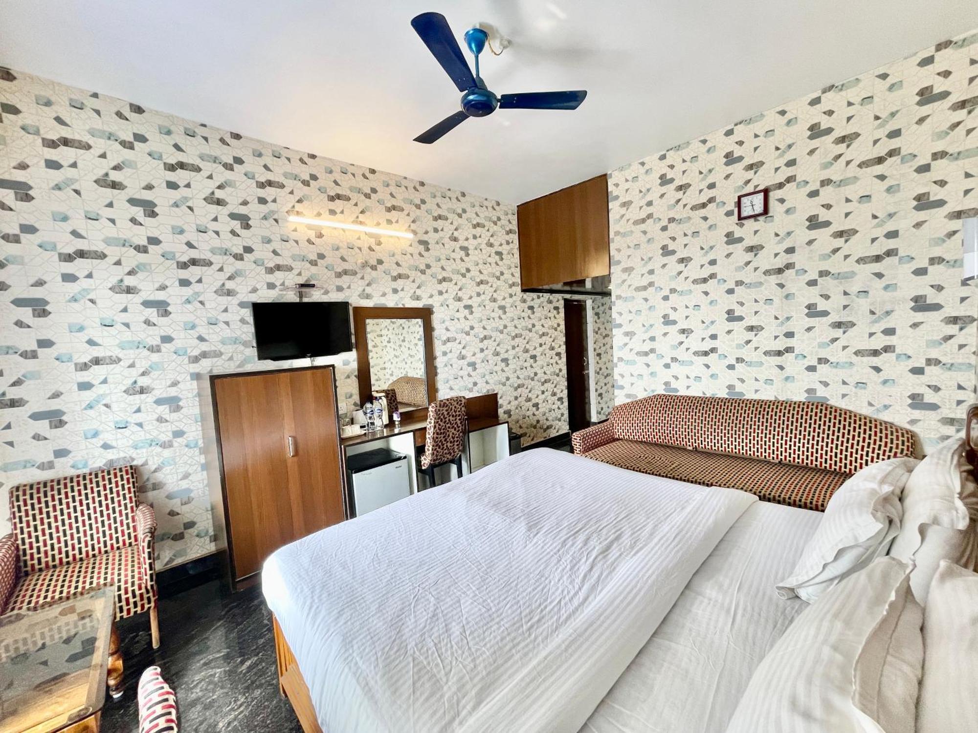 Hotel V-I Near Sea , Puri Private-Park -Gym-Spa Fully-Airconditioned-Hotel Lift-And-Parking-Facilities Breakfast-Included Εξωτερικό φωτογραφία