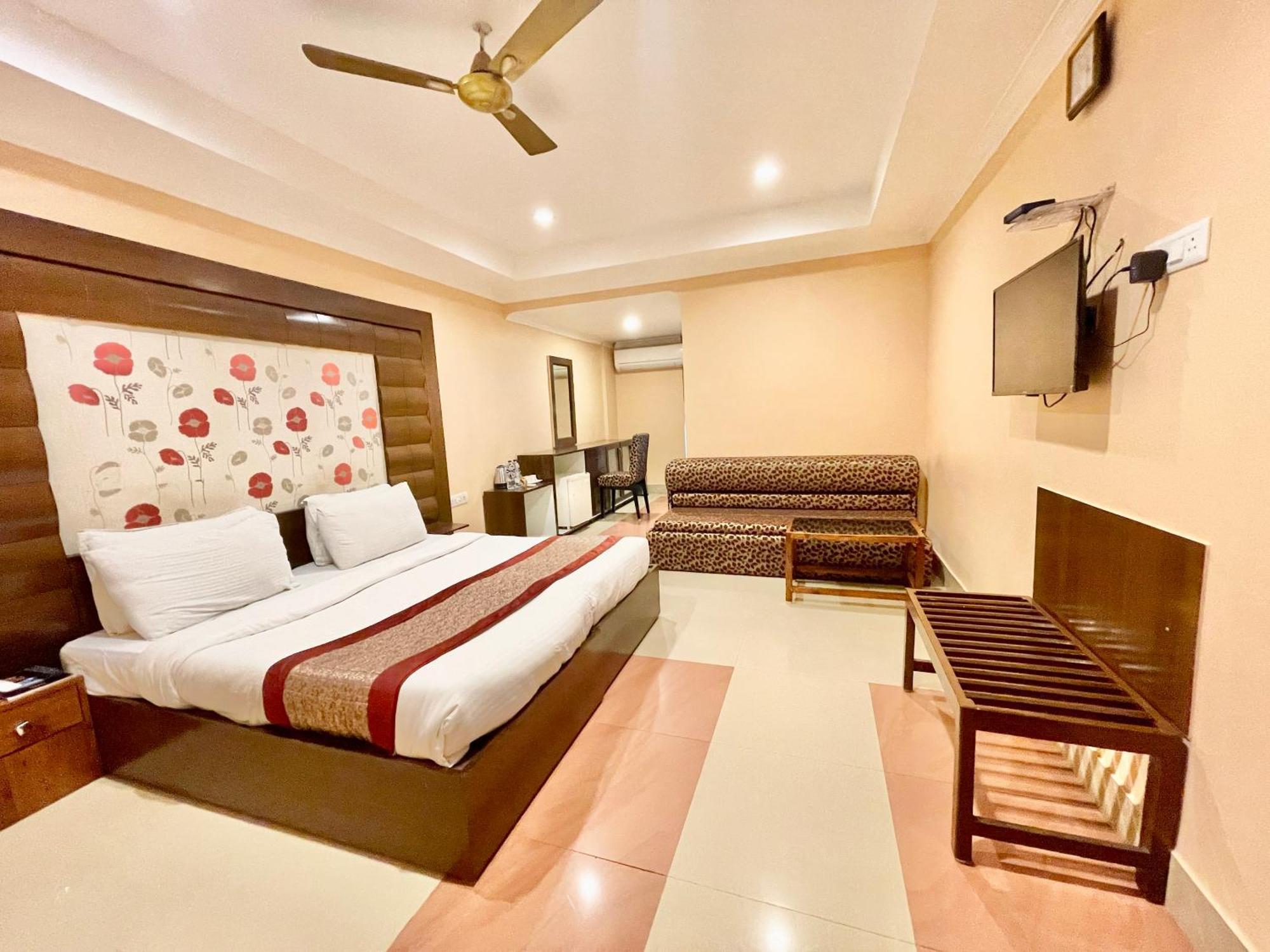 Hotel V-I Near Sea , Puri Private-Park -Gym-Spa Fully-Airconditioned-Hotel Lift-And-Parking-Facilities Breakfast-Included Εξωτερικό φωτογραφία